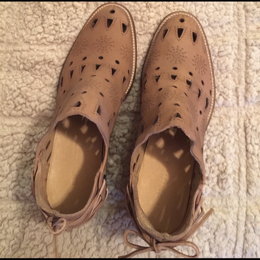 MUSSE & CLOUD ANKLE BOOTS 9.5